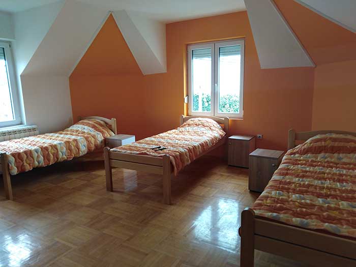 Trokrevetna soba u domu za stare Beograd Vila Višnjica